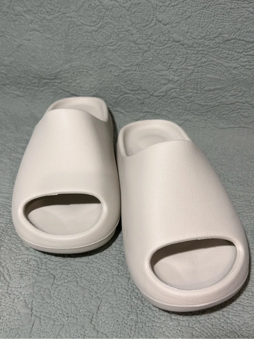 Yeezy Slides-Cream-Size 10 Men’s-New in Bag